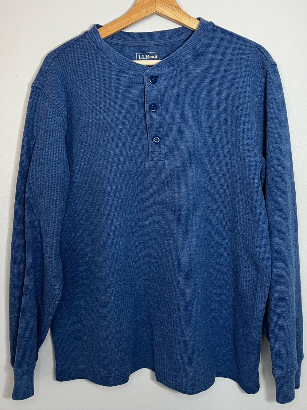 L.L. Bean Men's Blue Unshrinkable Waffle Weave Long-Sleeve Henley Medium